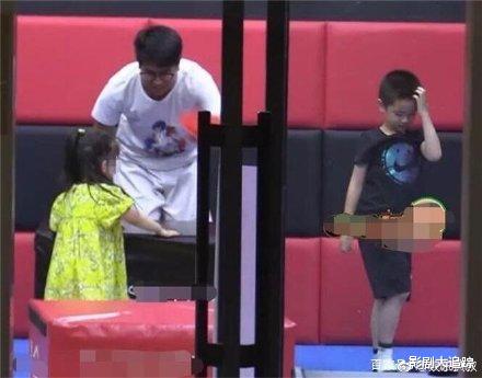 霍思燕@霍思燕“娇妻”人设崩塌，一家四口外出聚餐，室内熟练姿态抽烟！