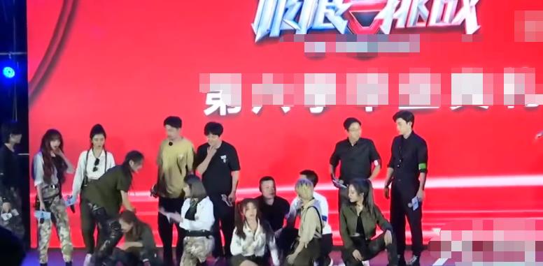 #主持人#娱乐圈史上最乱发布会：主持人讲话没人听，嘉宾集体抢C位，MC一脸无语