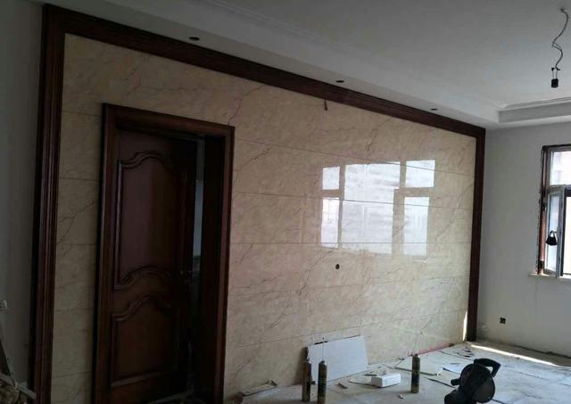 |朋友对师傅铺贴瓷砖提出质疑，原本5公分厚度，却铺成了10公分？