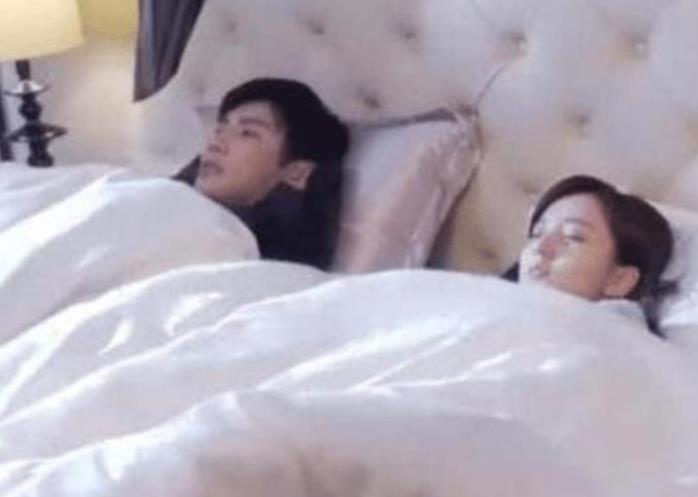 『娱乐圈』原来“睡觉戏”都是这么拍的, 看到演员的表情, 才知道什么是演技