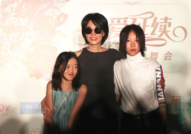 李嫣：14岁李嫣高清正面曝光, 三次手术后痕迹全无, 带甜笑和爸爸齐做公益