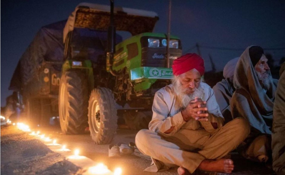 印度局勢惡化，農民駕駛拖拉機沖破封鎖，印警方：他們正變得好鬥-圖2