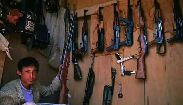 「」全世界“最大的枪支市场”, AK47几十块一把, 有人退货直接扔河里!