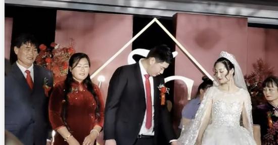 朱之文|大衣哥儿子结婚，儿媳叫爸朱之文开心大笑，新娘颜值高是大美女