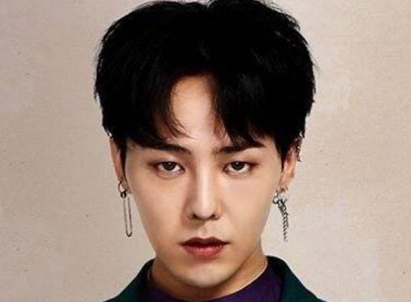 发型■权志龙终于换新发型，贴头皮中分扎马尾，粉丝：真不愧是艺术家