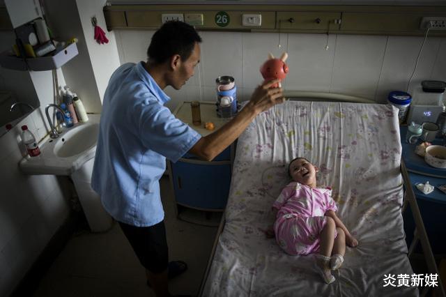 炎黄新媒|女儿重病不愈变植物人,妻子患精神分裂一把火将唯一的家烧光,他满脸绝望…