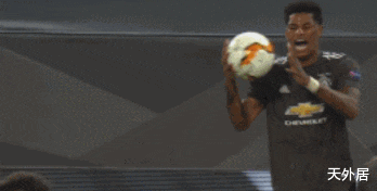 曼联|曼联出局爆发“内讧”！2大将赛场上对峙，1人狠狠摔球发泄不满