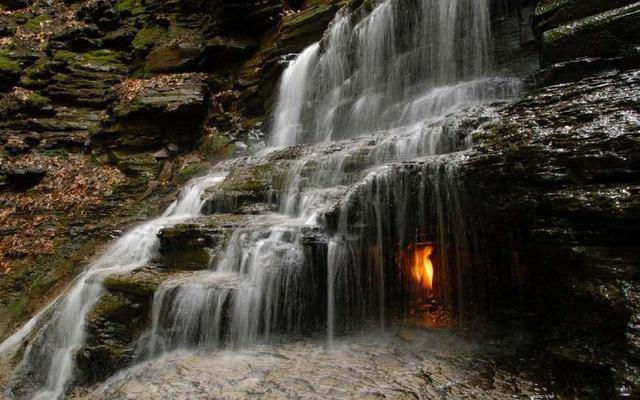 「科学家」一团火焰水中燃烧千年时光，科学家多次探索都无法解开谜团