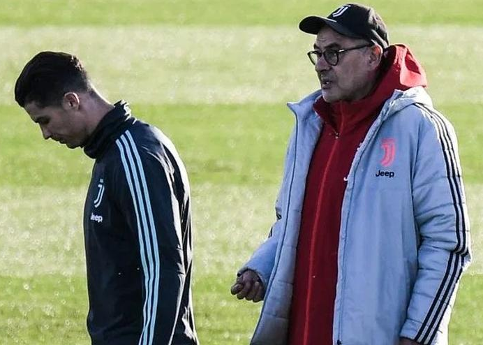 『C罗』太激动,C罗72天后驾车回尤文基地!与萨里碰面,肌肉一点没少