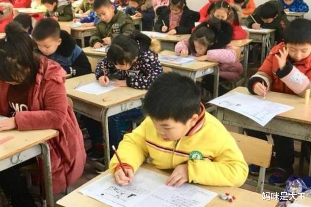 【作文】小学生作文仅写8个字,就满足了题目要求,老师:还是另谋高就吧