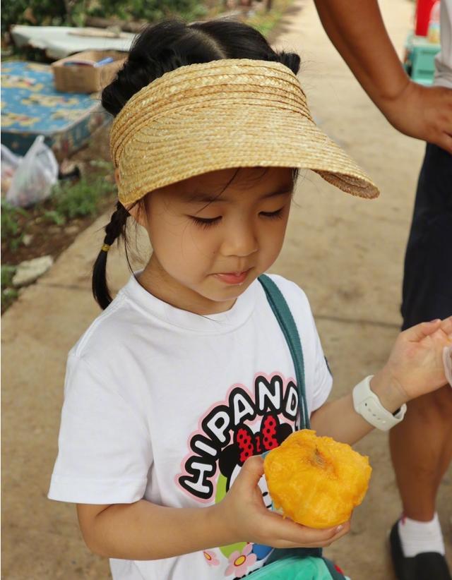 章子怡|汪峰一家四口果园摘桃，小苹果紧贴章子怡合影，感情超好