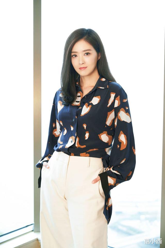 #西装#蒋欣只是剪了短发和空气刘海，感觉脸都变小了，穿红色西装更显瘦