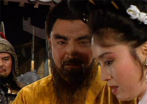 [曹操]父亲被张飞杀害，母亲被曹操纳妾，他苦熬到成年，终名扬天下