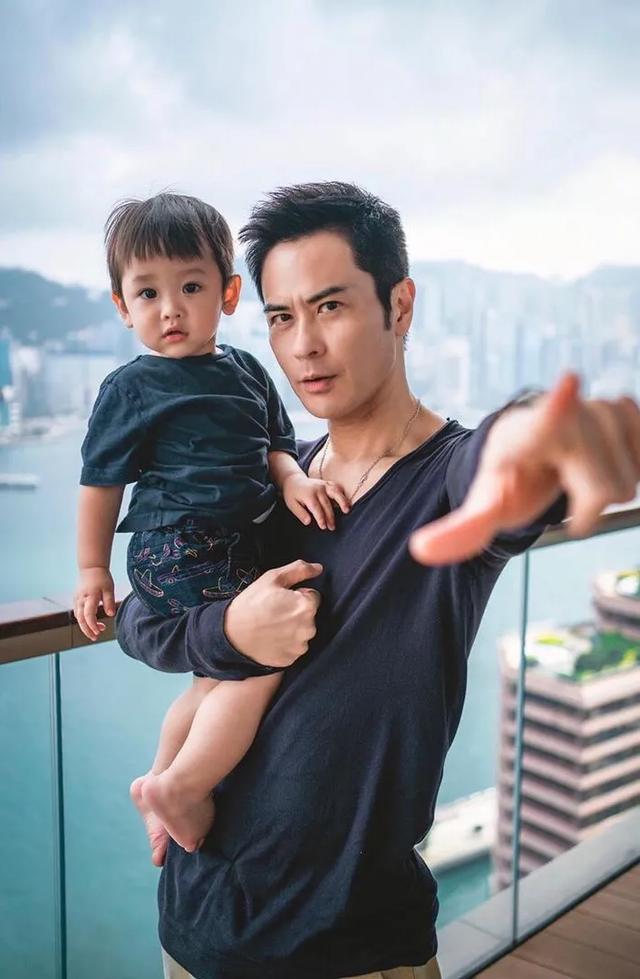 #陈凯琳#郑嘉颖夫妇晒全家福宣布二胎喜讯，陈凯琳孕肚明显，儿子模样帅气