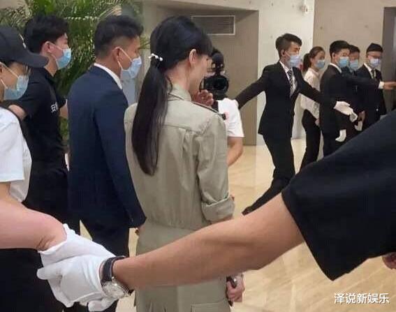 郑爽|郑爽颜值超抗打，身旁保安却让人略显尴尬，张铭恩: 见笑了
