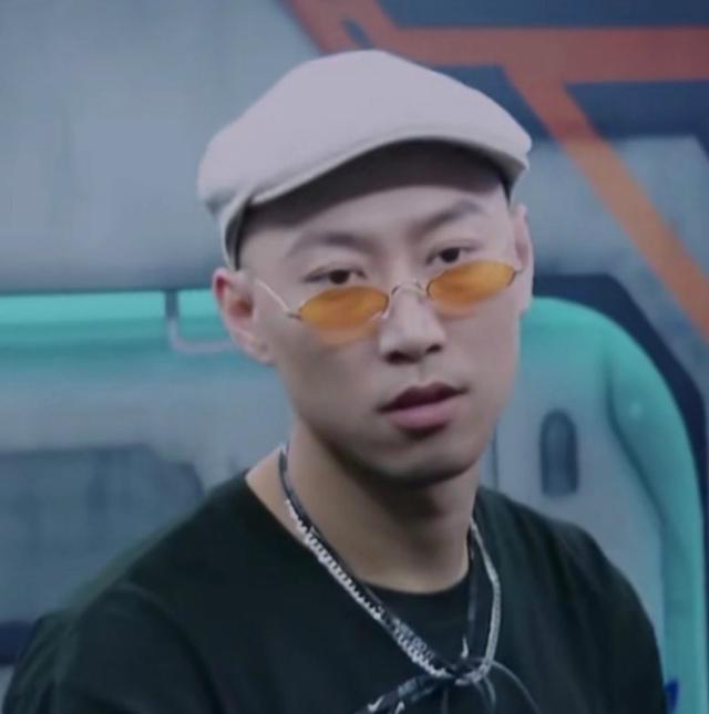 王一博|天天向上晒王一博暖男举动！啊不愧是大写的蝴蝶结达人王一博！