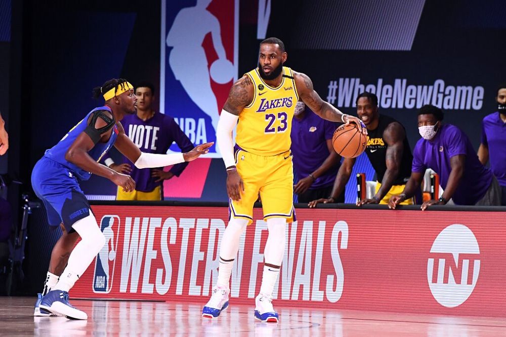 安东尼·戴维斯|52+16+16！浓眉单节16分+詹姆斯崴脚后单节13分，湖人10人轮转太残暴！