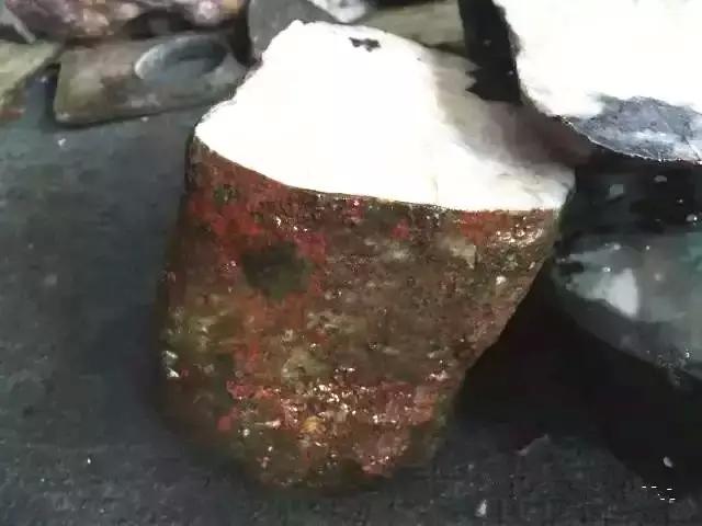 翡翠▲同样是300万切的石头，一刀下去，几家欢喜几家愁！