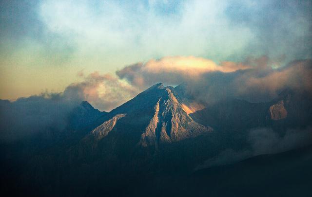 摩羯座|对外人傲气，对爱人温柔的三大星座男。对感情忠实，愿意承担责任