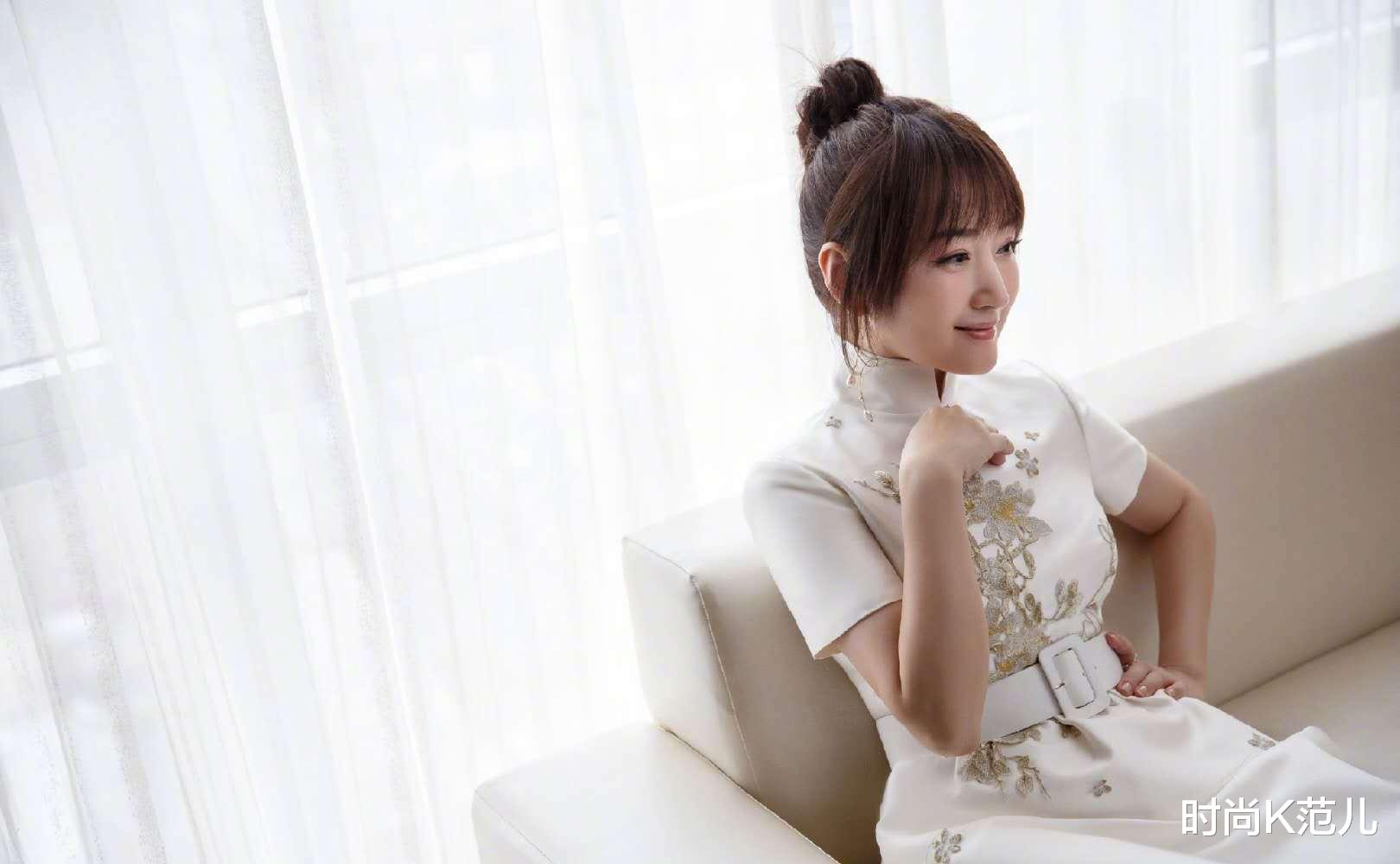 『杨钰莹』48岁杨钰莹真年轻，穿中国风白裙优雅减龄，剪齐刘海美得像28岁！
