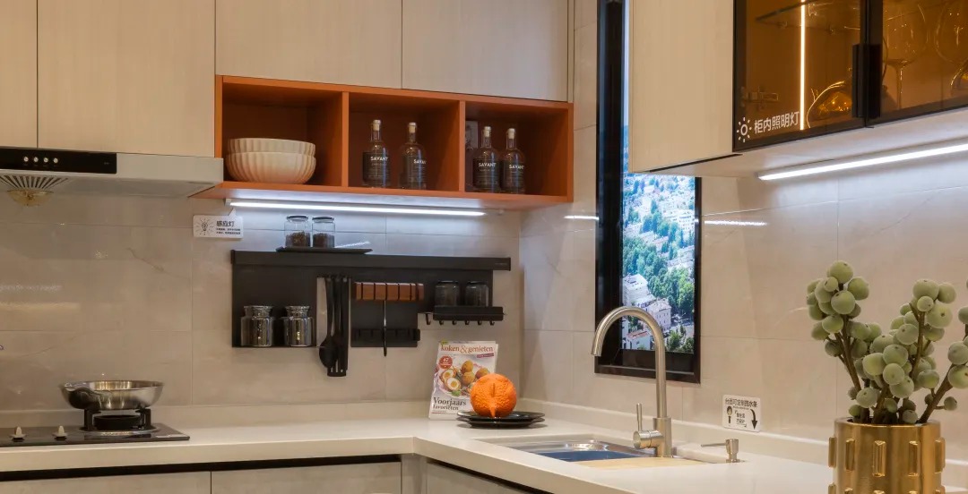 「」厨房空间装修有技巧，橱柜灶具灯光这样搭配，谁不眼红