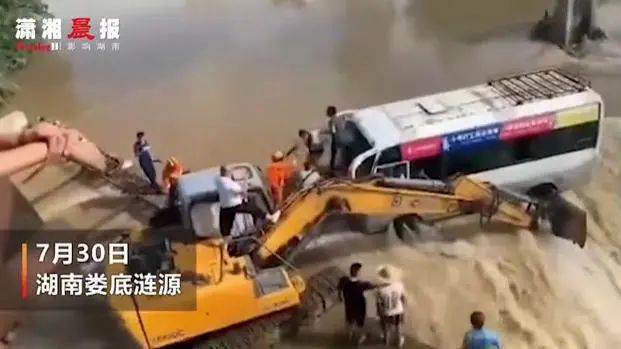 挖掘机|洪水中男子用挖掘机挡住客车救下14人： 害怕救不上人，会后悔一辈子