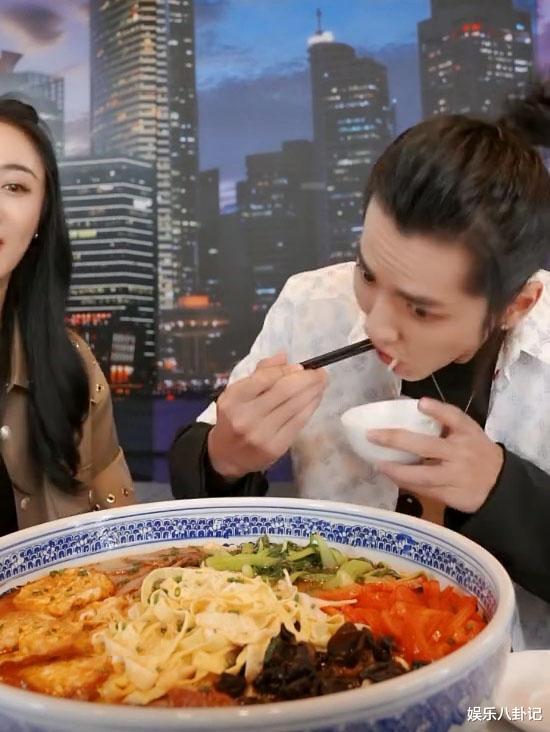 吴亦凡：吴亦凡现身薇娅直播间变吃播，这碗真够大，论身高谁与他比谁尴尬