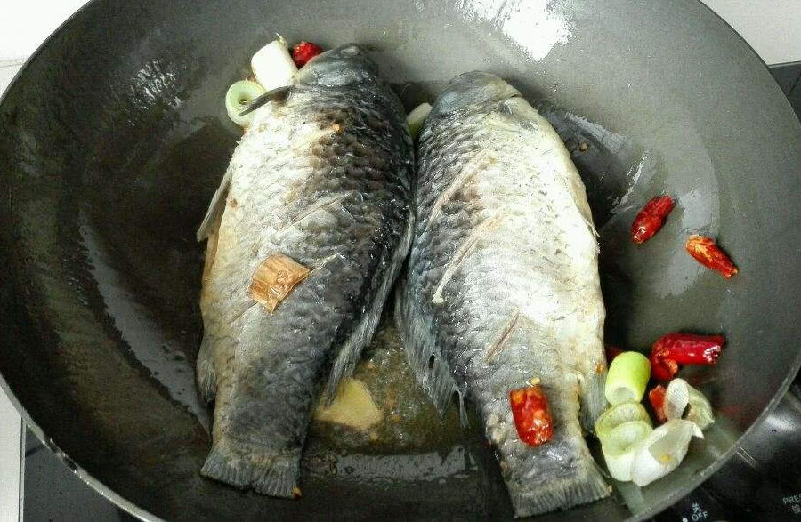 不粘锅：煎鱼时，只放油是不行的，多加这样“东西”，鱼皮完整不粘锅