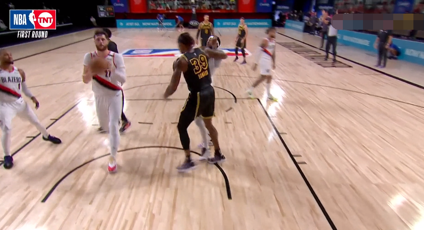 德怀特·霍华德|险冲突！发生争执后，安东尼指着霍华德发狠，魔兽吓得赶紧走开？