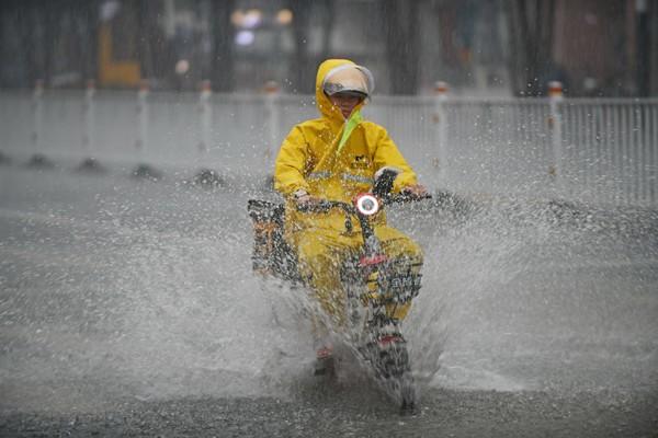 马云|马云：我很欣赏年轻人送快递，曹德旺：吃完年轻饭，制造业也完了