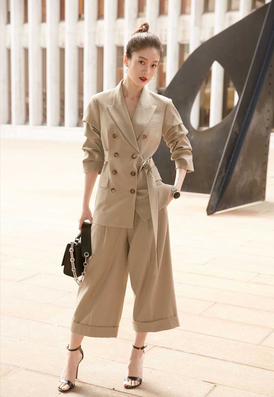 穿衣搭配|“超模”吕燕气质到骨子里，穿驼色连体裤配短发，比美女还迷人