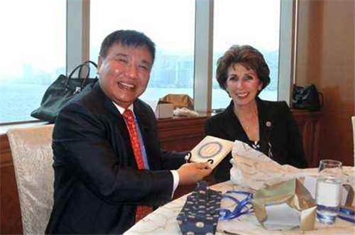 美国▲中国富豪给美国捐款7000万,称中国没钱不是他的错,结果惩罚来了