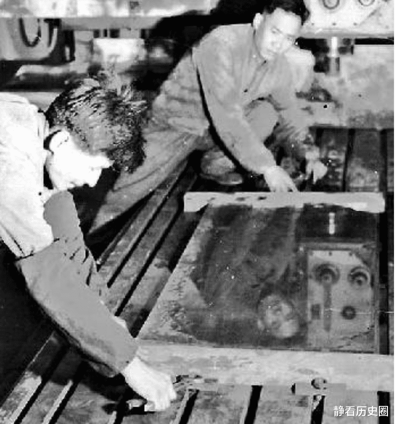 |毛主席水晶棺制作有多难？工人站水里焊接，纯度高达99.9999%