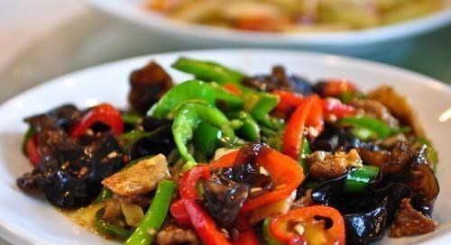 「草菇」大厨无意中透露：不管炒啥肉，牢记多放1勺它，更嫩更滑更好吃