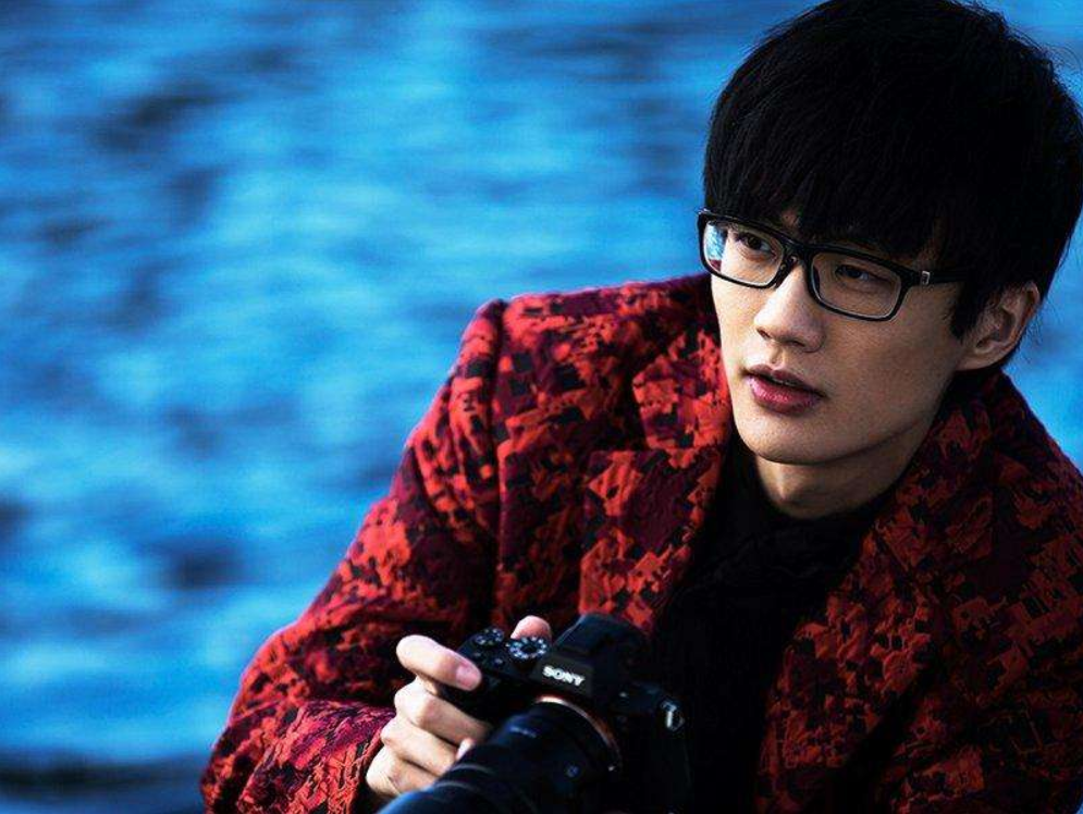 「」有这样的一位歌手，平时就像“过气”歌手，但却一开演唱会就会买断票，你知道他是谁吗？