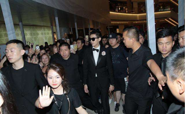 张一山|自以为自己很红，机场上厕所带了2排的保镖，张一山当场就蒙圈：这谁啊