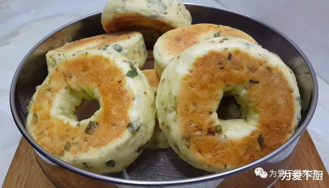 [面粉]面粉又出新吃法，撒1把葱花，柔软蓬松不油腻，比烧饼面包还好吃