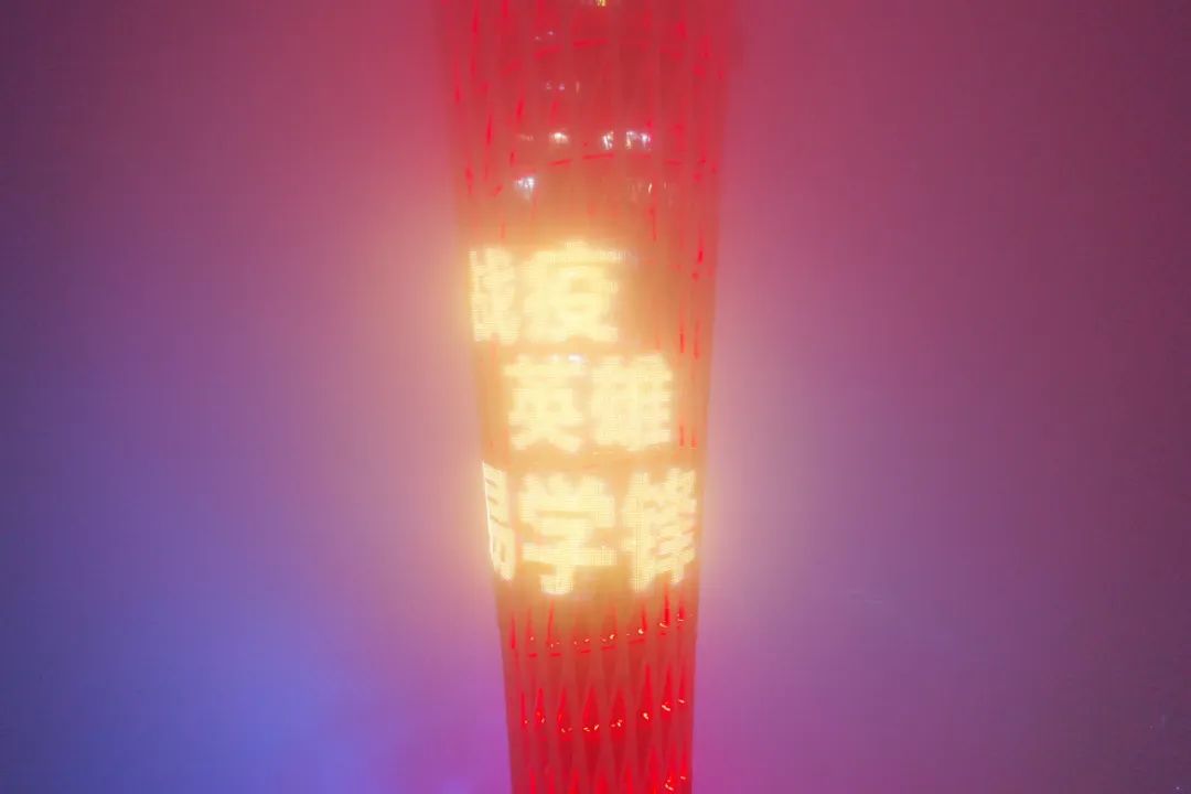 [黄冈]私家车自发鸣笛、市民摇旗迎接…英雄归来，请收下我们的敬意