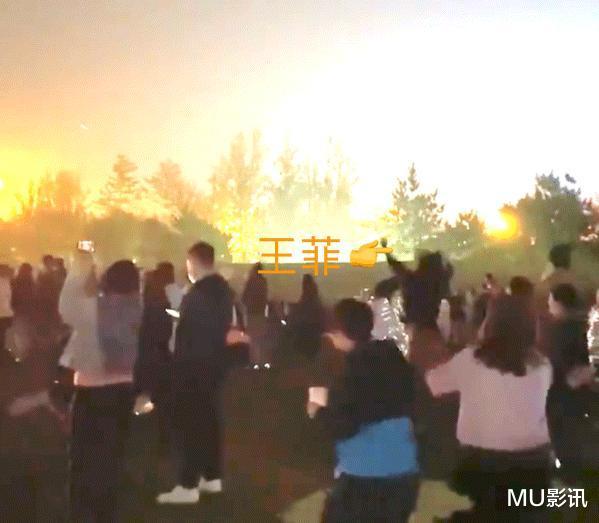 王菲|51岁王菲在草莓音乐节蹦迪，大方与男粉贴脸合影，场面太轰动