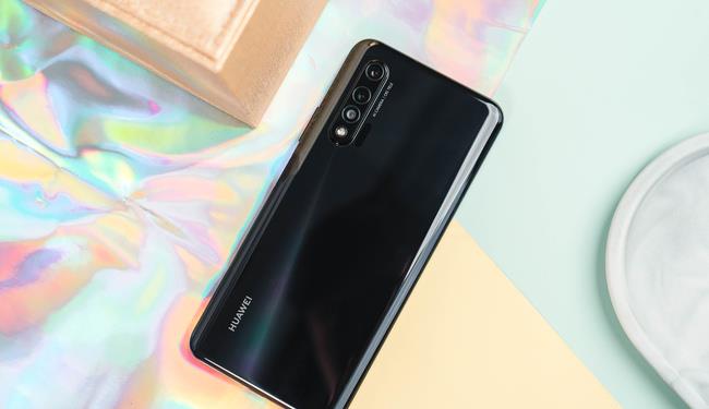 8gb 麒麟990,华为新机发布三个月,价格"大跳水"!