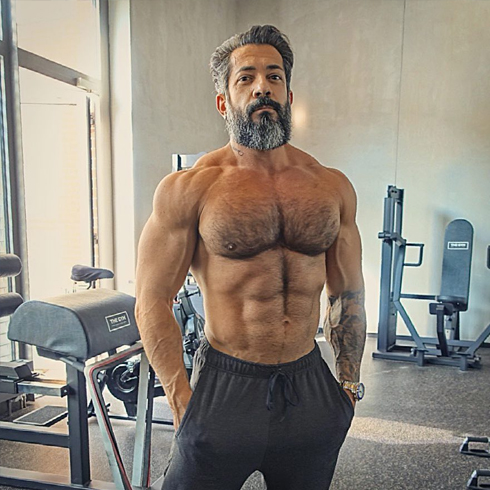 「健身」人到中年不油腻，43岁大叔，用8个月时间，打造了一身健硕肌肉