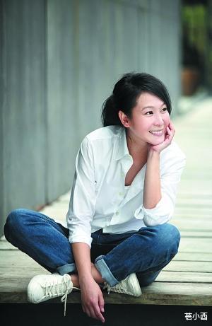 「衬衫」刘若英又穿宽松衬衫，配牛仔裤扎低马尾，随性的风格真有高级感