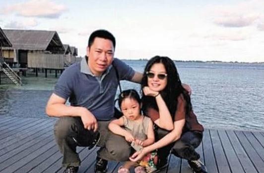 ▲带你参观赵薇的豪宅，一家人住着独栋洋房，室内有旋转红木楼梯