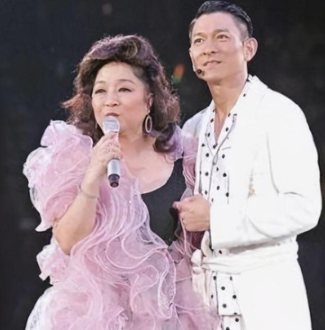 春晚|春晚为她破例，宁愿离婚也不改国籍，70岁无儿无女仍备受敬仰