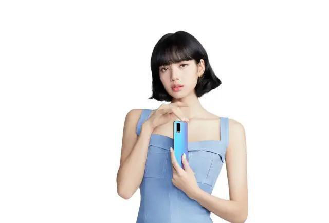 |Lisa拥有超高的颜值，被称为“人间芭比”，而肩部却不是很完美？