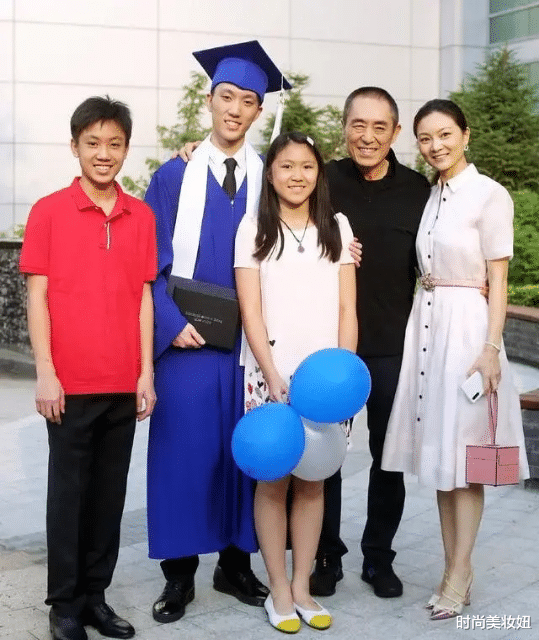 「张艺谋」张艺谋携小32岁老婆亮相，穿白色连衣裙气质出众，看不出真实年龄