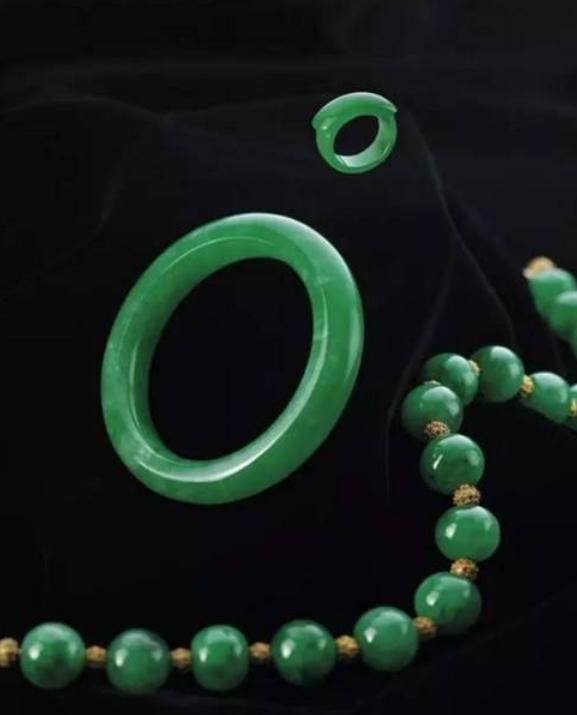 翡翠|简直是疯了！200多斤的赌石，一气之下全部打磨成珠子