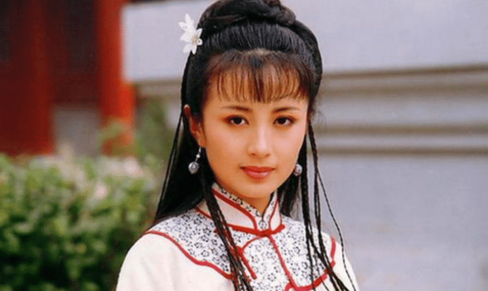 「杨童舒」女星拍戏到一半却意外怀孕，如今孩子已10岁，生父身份依旧是谜