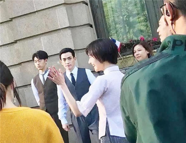 郑爽|官方出面将郑爽从电影除名，电视剧禁播，她上线40次疯狂删评论