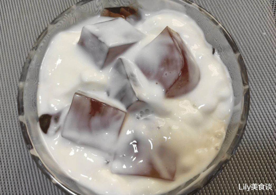 『奶茶』六月，喝饮料不如吃它，冰凉爽滑，上桌孩子抢着吃，顺利度过苦夏